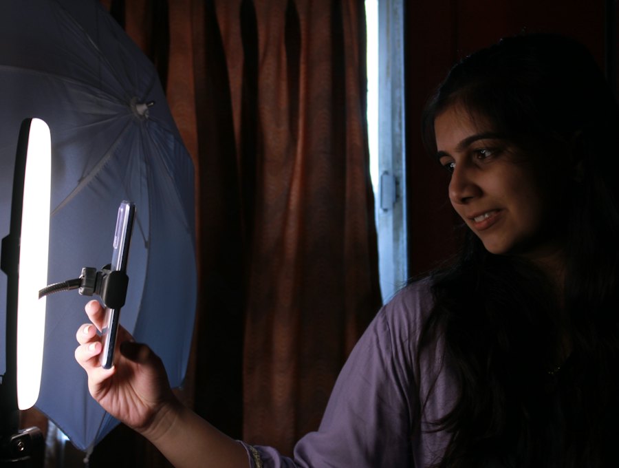 Influencer recording with a phone and studio light
